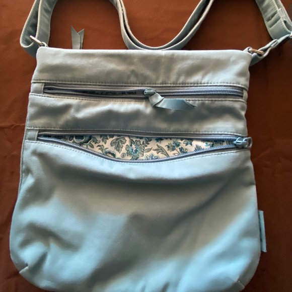 VERA BRADLEY OVER SHOULDER LITE BLUE - Picture 1 of 5